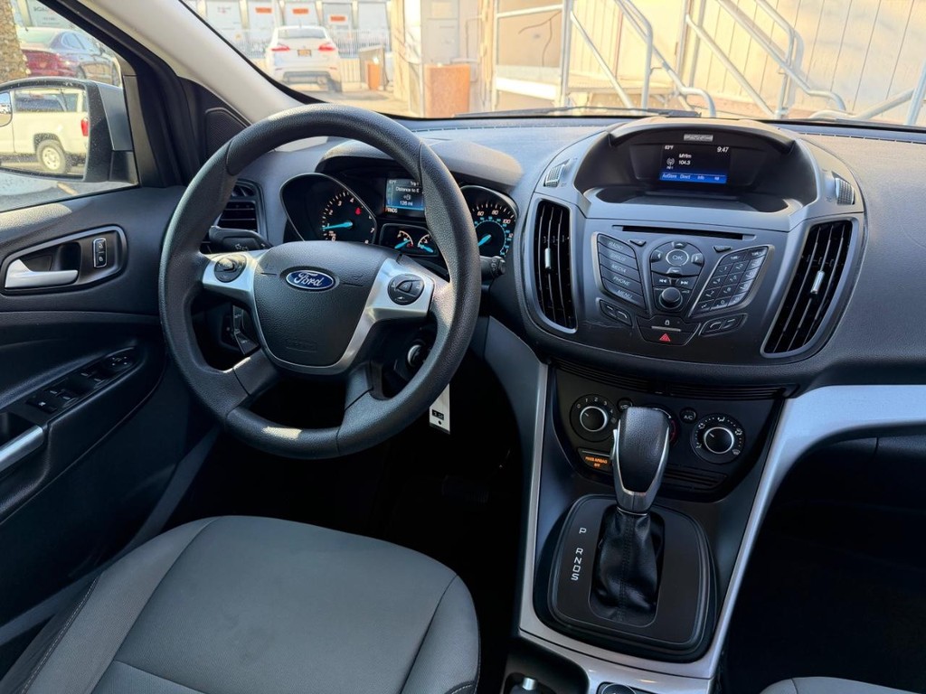 Ford Escape Vehicle Full-screen Gallery Image 24