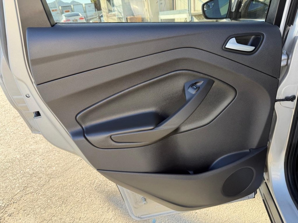 Ford Escape Vehicle Full-screen Gallery Image 30