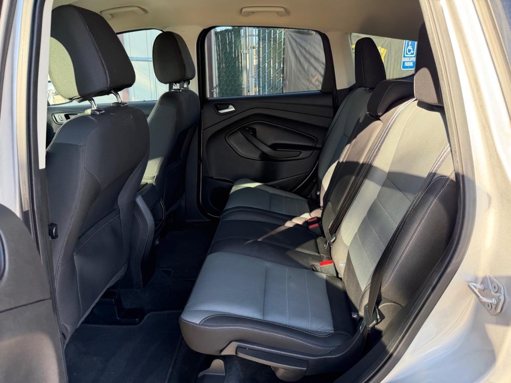 Ford Escape Vehicle Full-screen Gallery Image 31