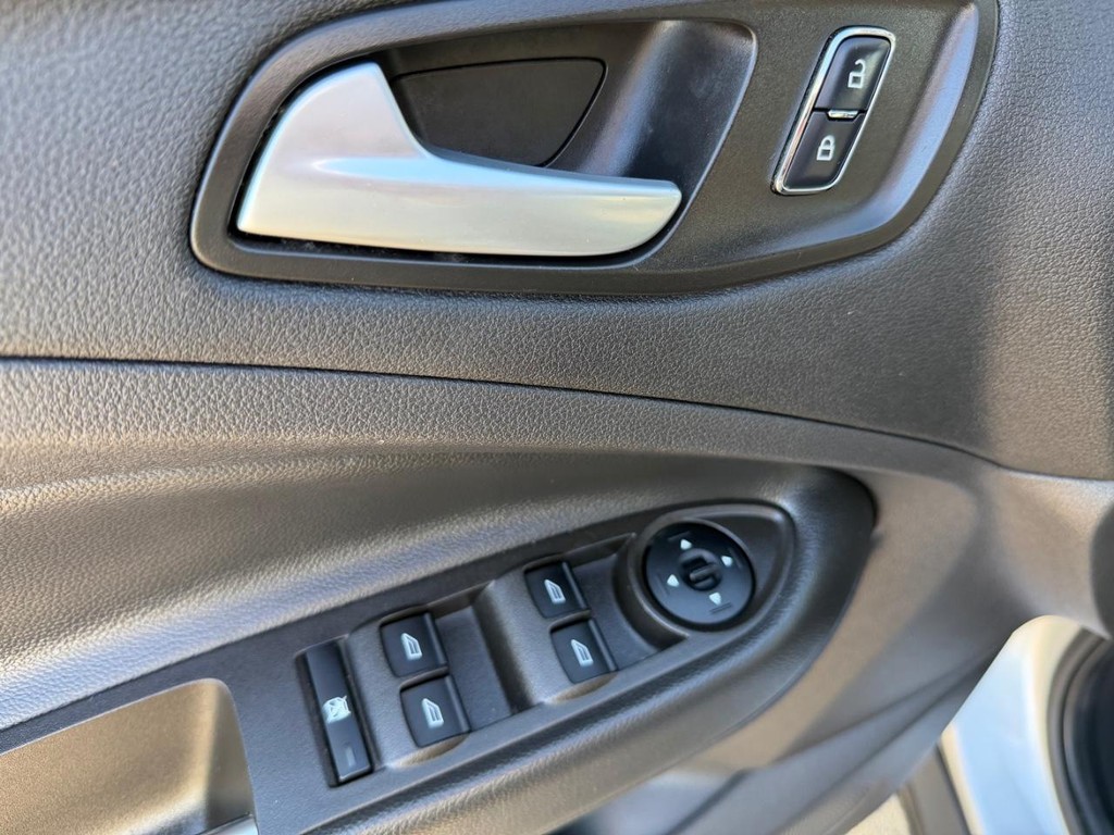 Ford Escape Vehicle Full-screen Gallery Image 32