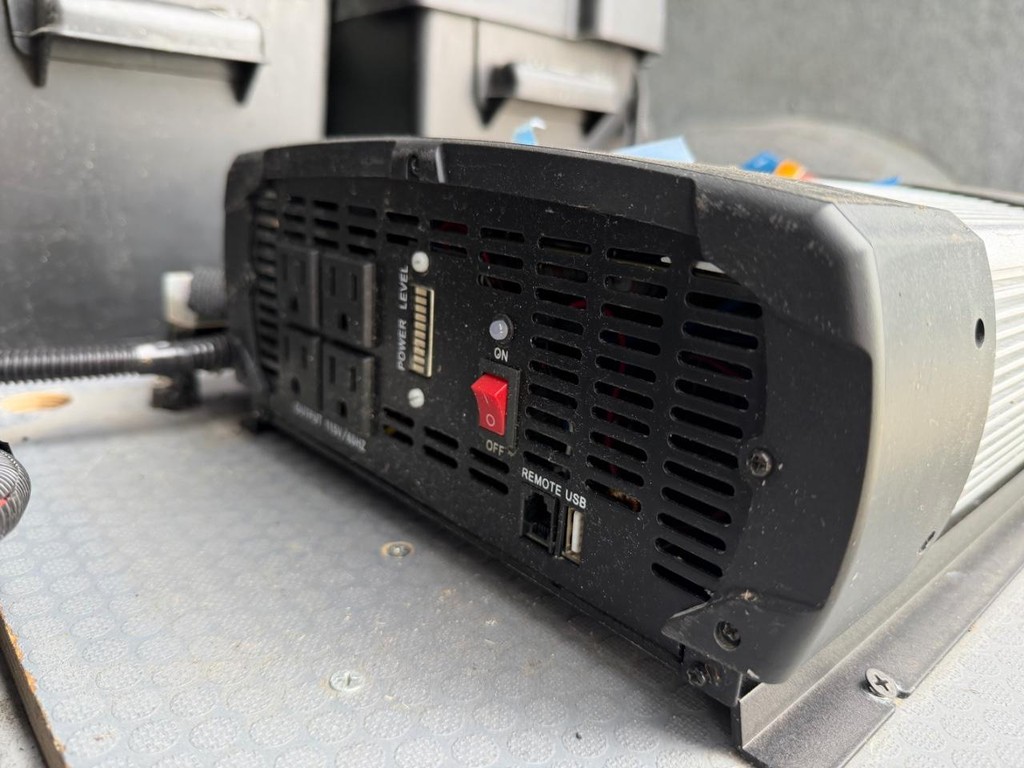 Ford E-250 Cargo Van Vehicle Full-screen Gallery Image 19