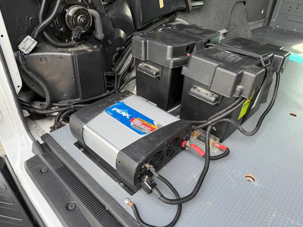 Ford E-250 Cargo Van Vehicle Full-screen Gallery Image 20