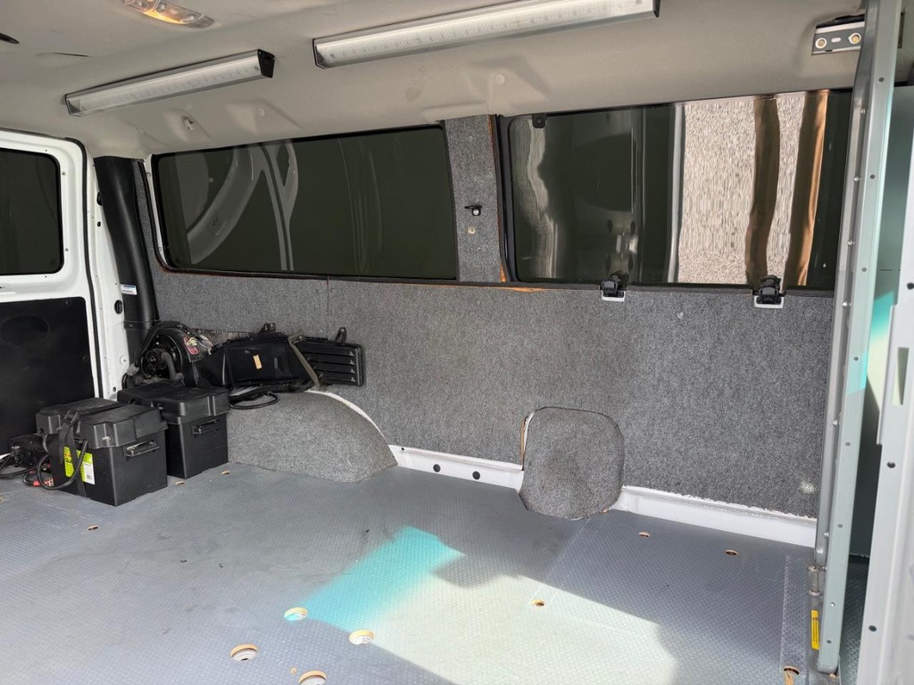 Ford E-250 Cargo Van Vehicle Full-screen Gallery Image 23