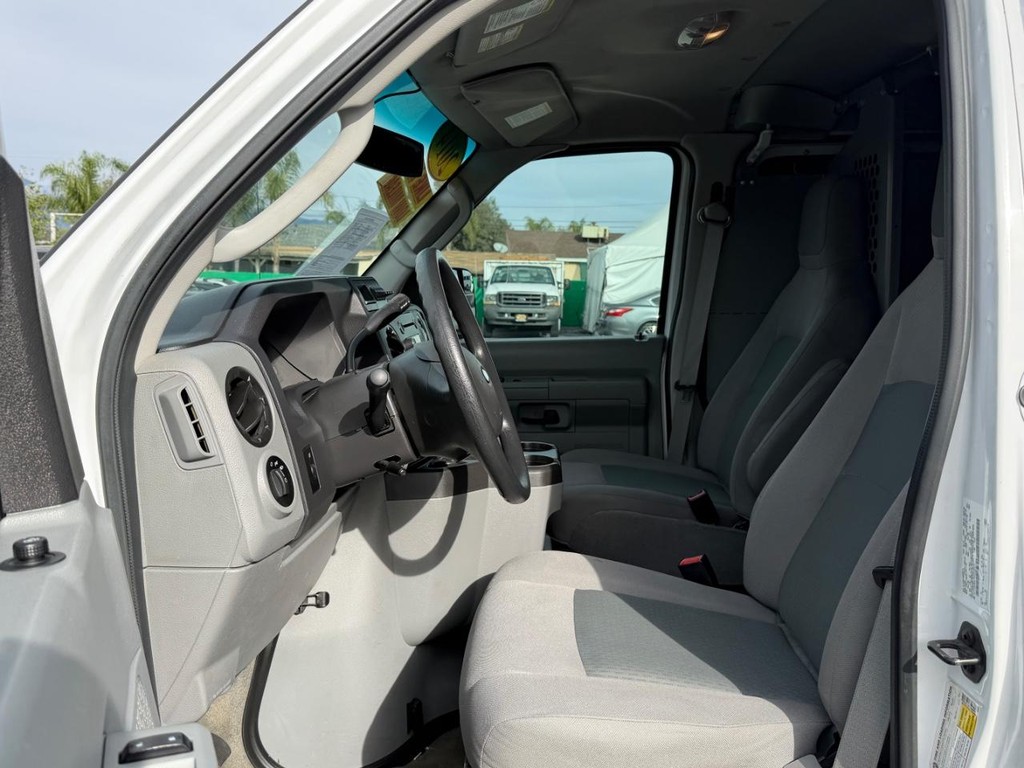 Ford E-250 Cargo Van Vehicle Full-screen Gallery Image 27