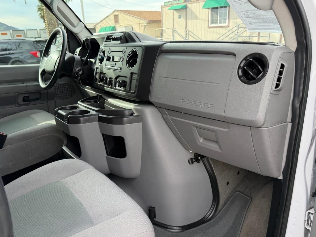Ford E-250 Cargo Van Vehicle Full-screen Gallery Image 30