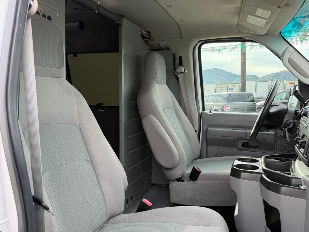 Ford E-250 Cargo Van Vehicle Full-screen Gallery Image 32