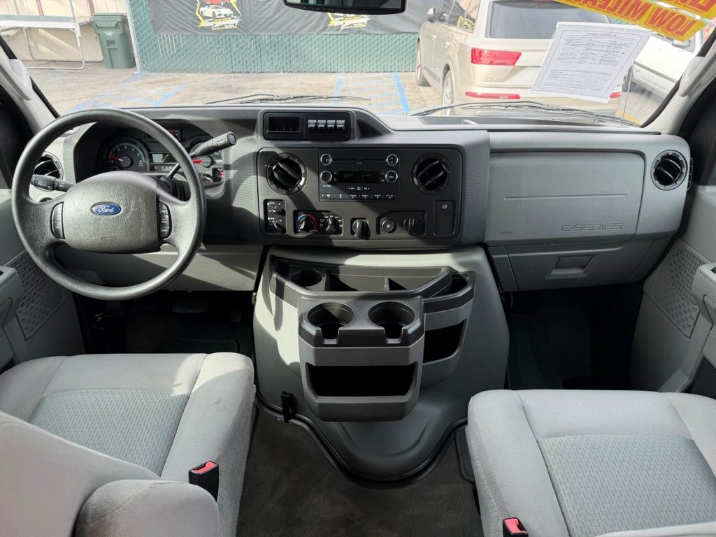 Ford E-250 Cargo Van Vehicle Full-screen Gallery Image 33