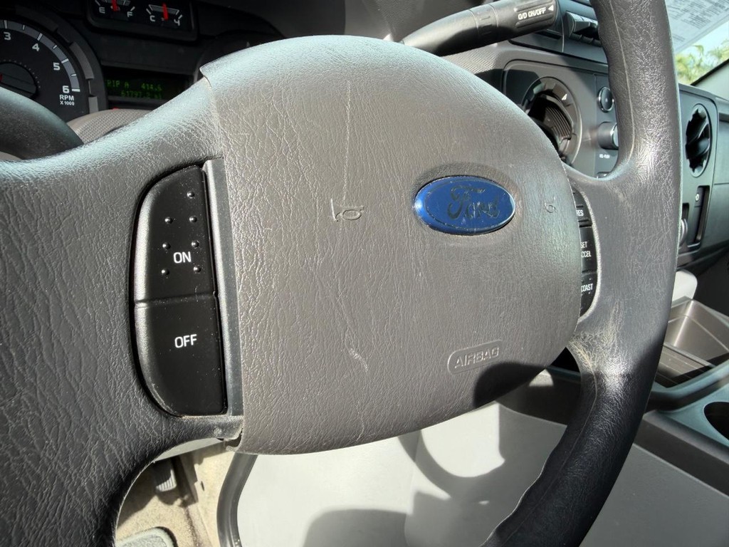 Ford E-250 Cargo Van Vehicle Full-screen Gallery Image 38