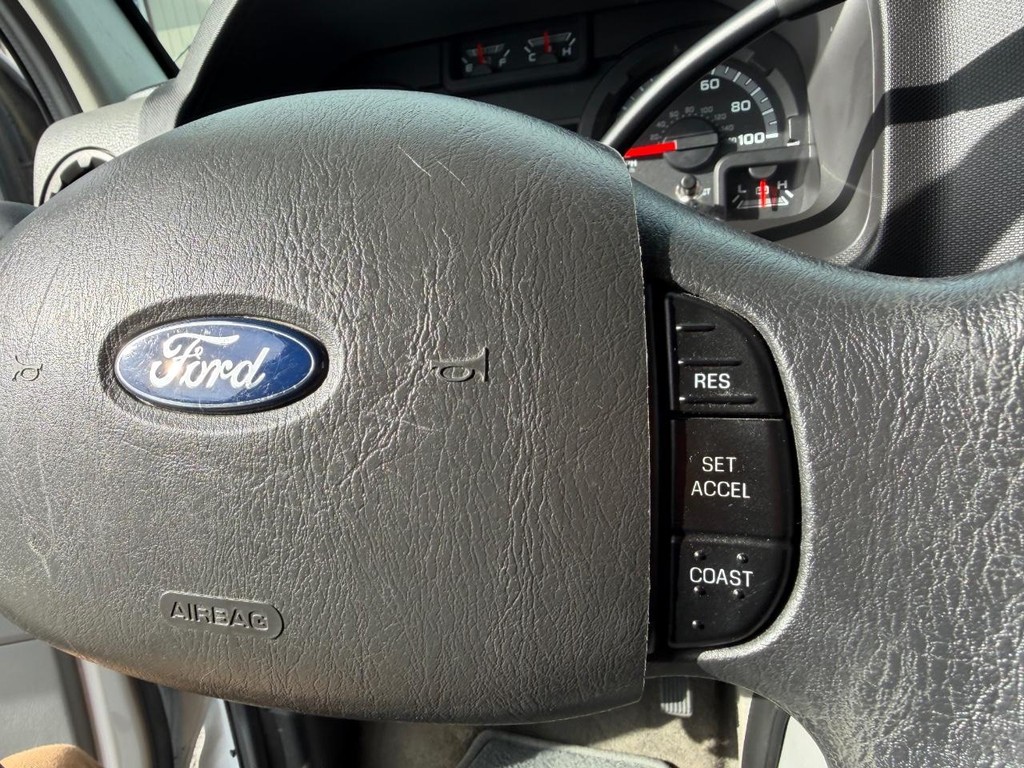 Ford E-250 Cargo Van Vehicle Full-screen Gallery Image 39