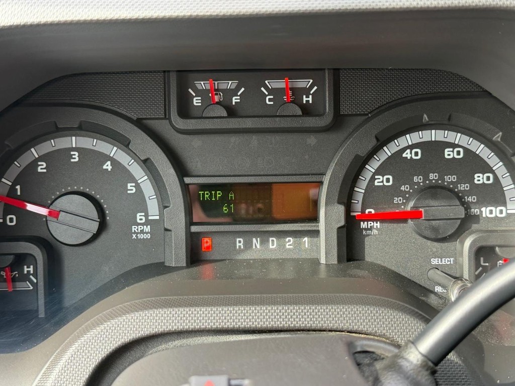 Ford E-250 Cargo Van Vehicle Full-screen Gallery Image 40