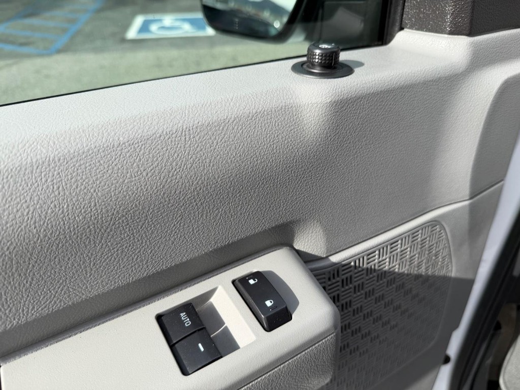 Ford E-250 Cargo Van Vehicle Full-screen Gallery Image 41