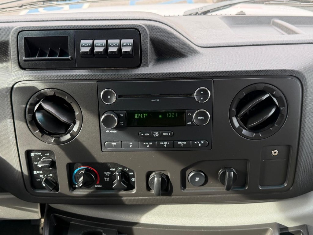 Ford E-250 Cargo Van Vehicle Full-screen Gallery Image 43