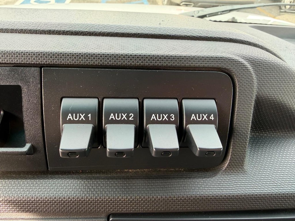 Ford E-250 Cargo Van Vehicle Full-screen Gallery Image 44