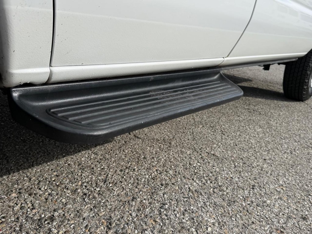 Ford E-250 Cargo Van Vehicle Full-screen Gallery Image 48