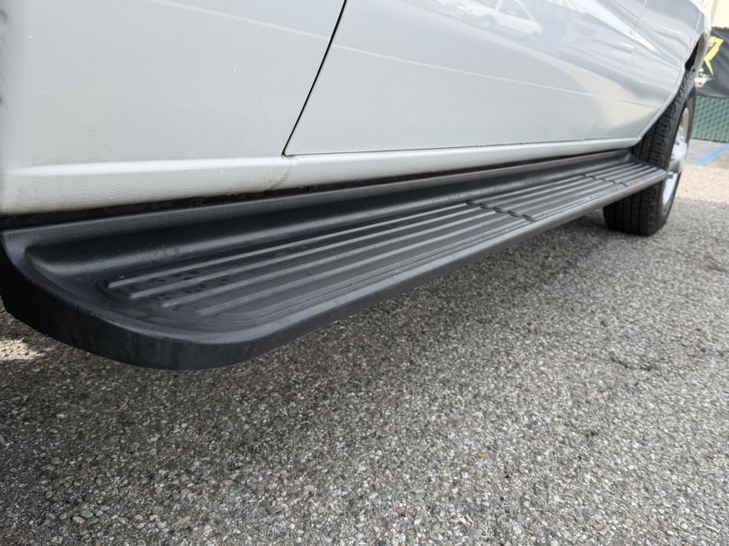 Ford E-250 Cargo Van Vehicle Full-screen Gallery Image 49