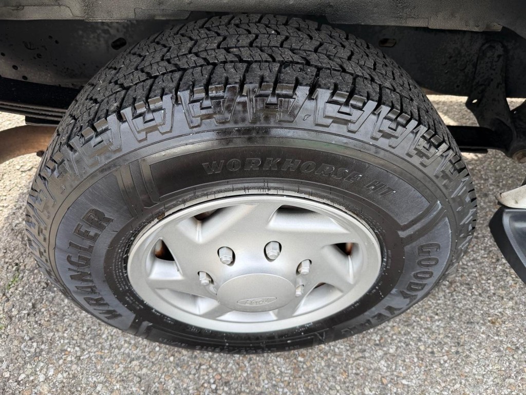 Ford E-250 Cargo Van Vehicle Full-screen Gallery Image 50