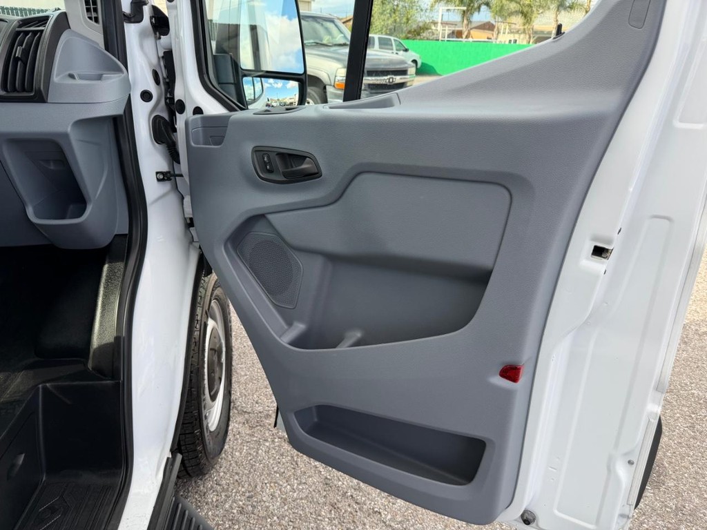 Ford Transit 350 Vehicle Full-screen Gallery Image 19