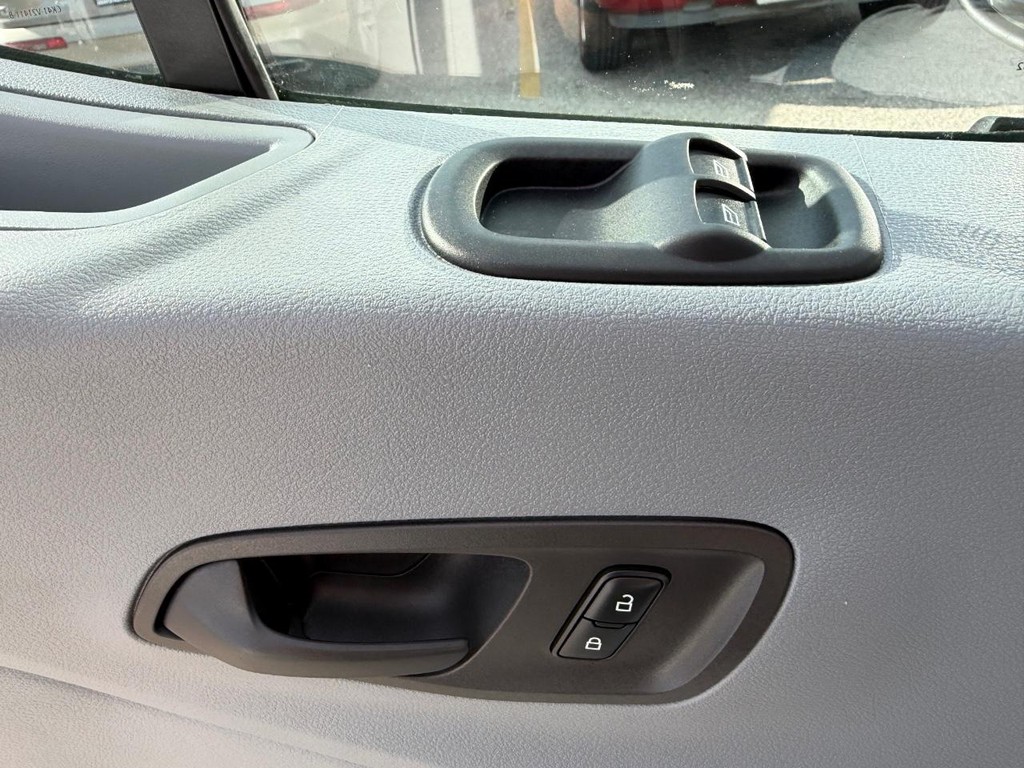 Ford Transit 350 Vehicle Full-screen Gallery Image 30