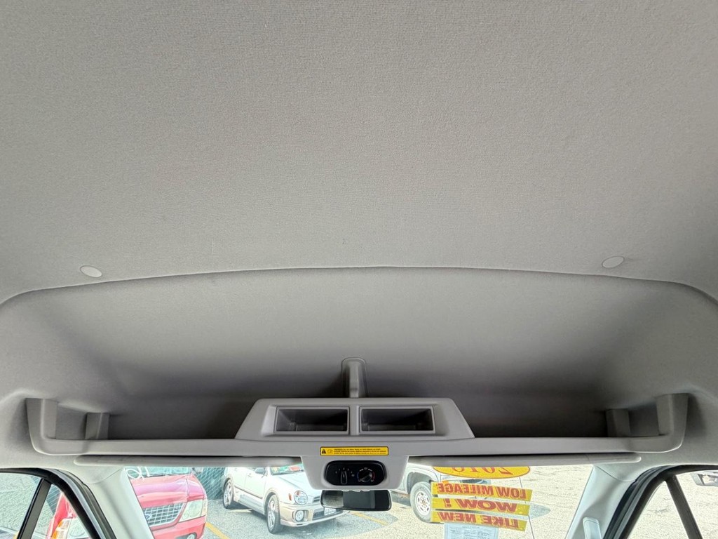 Ford Transit 350 Vehicle Full-screen Gallery Image 32