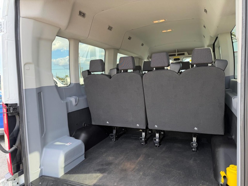 Ford Transit 350 Vehicle Full-screen Gallery Image 41