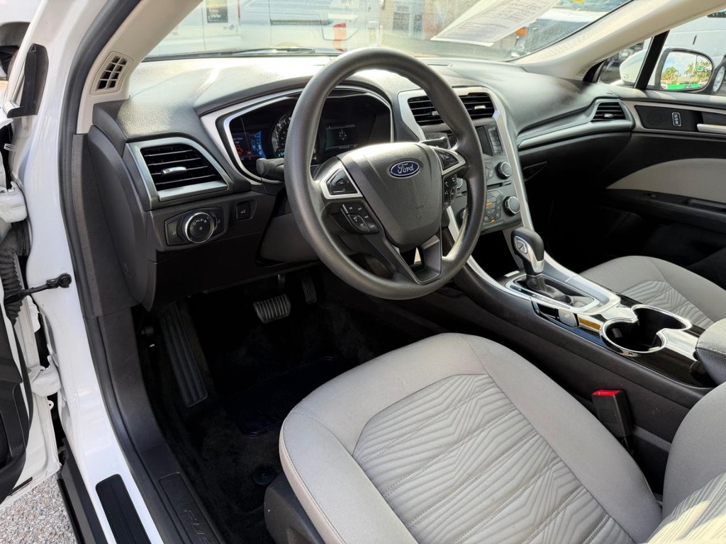 Ford Fusion Vehicle Full-screen Gallery Image 16