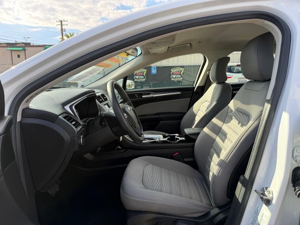 Ford Fusion Vehicle Full-screen Gallery Image 17