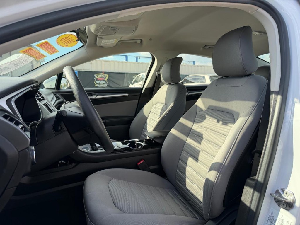Ford Fusion Vehicle Full-screen Gallery Image 18