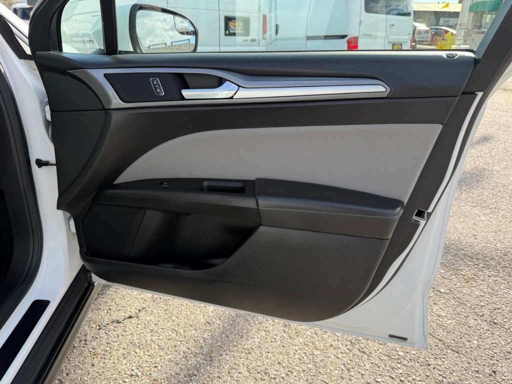 Ford Fusion Vehicle Full-screen Gallery Image 19