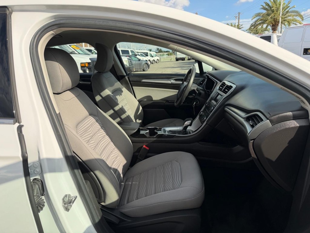 Ford Fusion Vehicle Full-screen Gallery Image 21