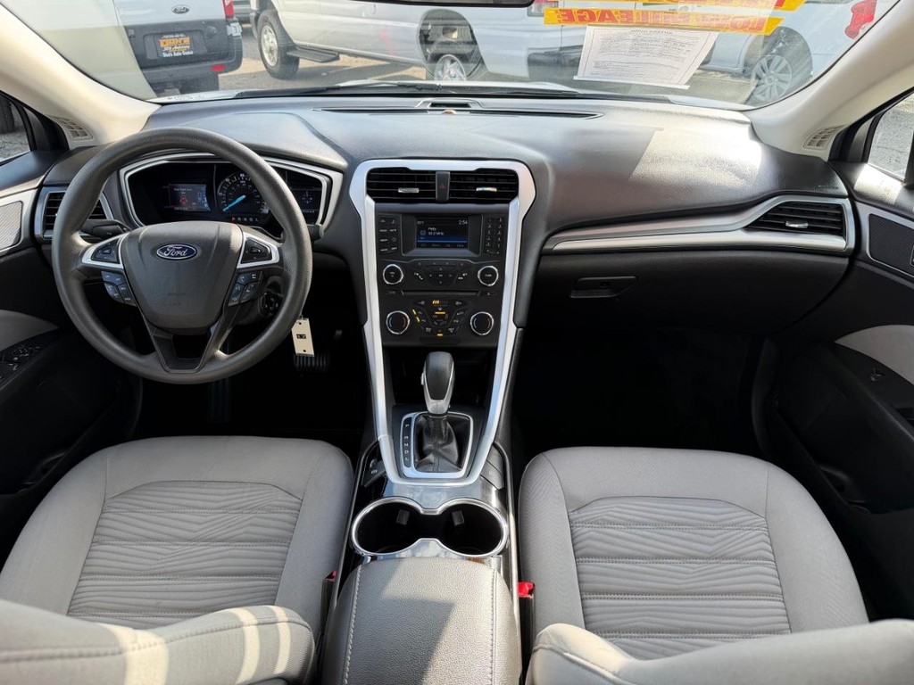 Ford Fusion Vehicle Full-screen Gallery Image 23