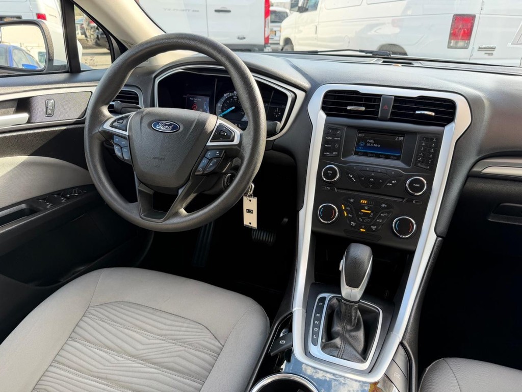 Ford Fusion Vehicle Full-screen Gallery Image 24