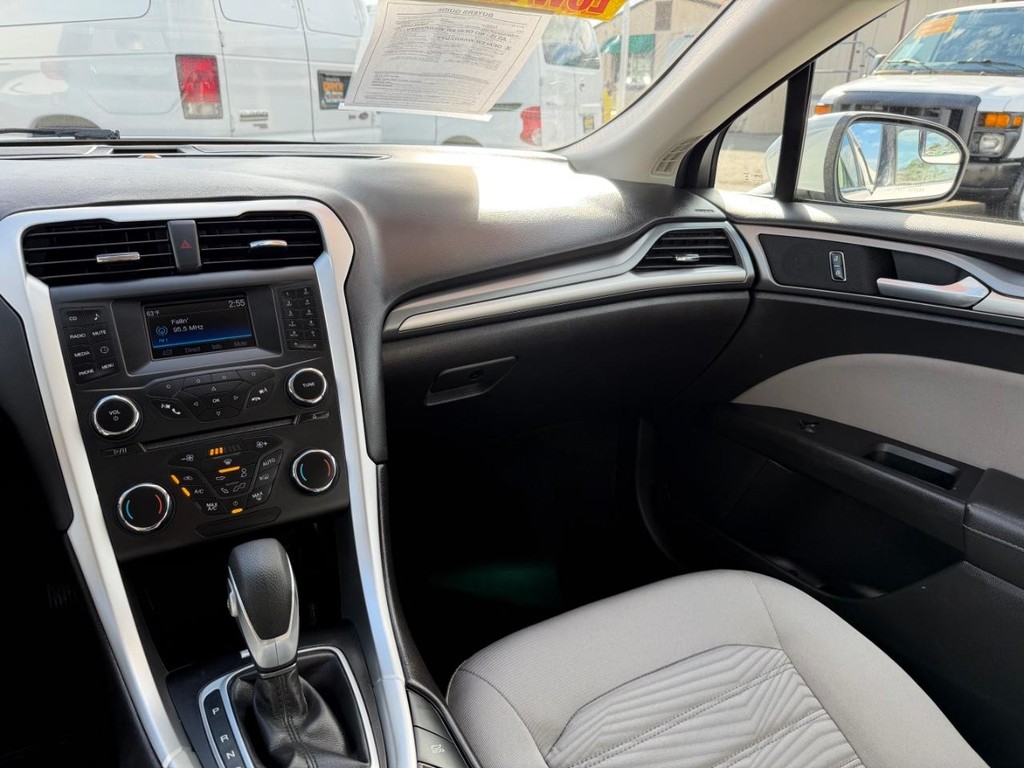 Ford Fusion Vehicle Full-screen Gallery Image 26