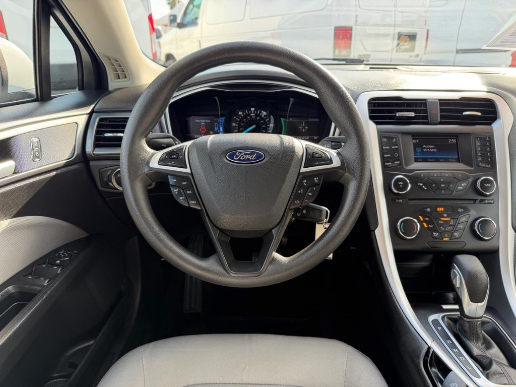 Ford Fusion Vehicle Full-screen Gallery Image 27