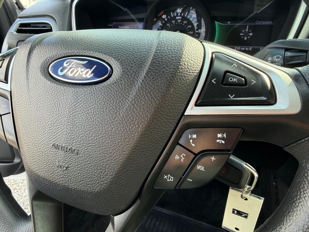 Ford Fusion Vehicle Full-screen Gallery Image 29