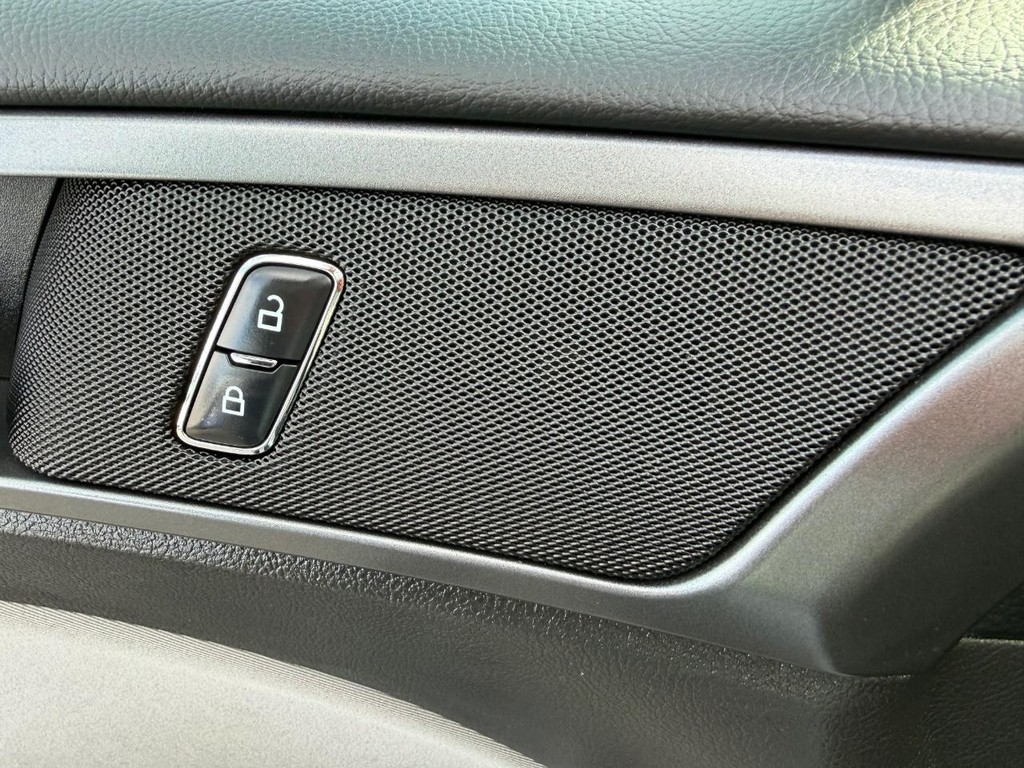 Ford Fusion Vehicle Full-screen Gallery Image 31