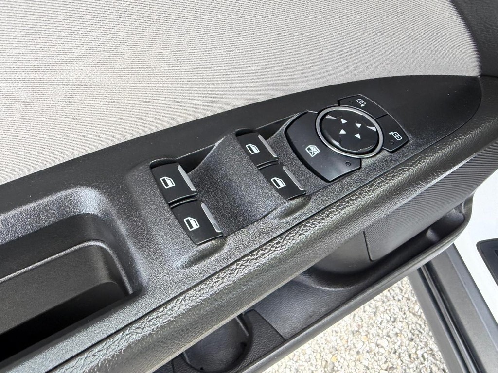 Ford Fusion Vehicle Full-screen Gallery Image 32