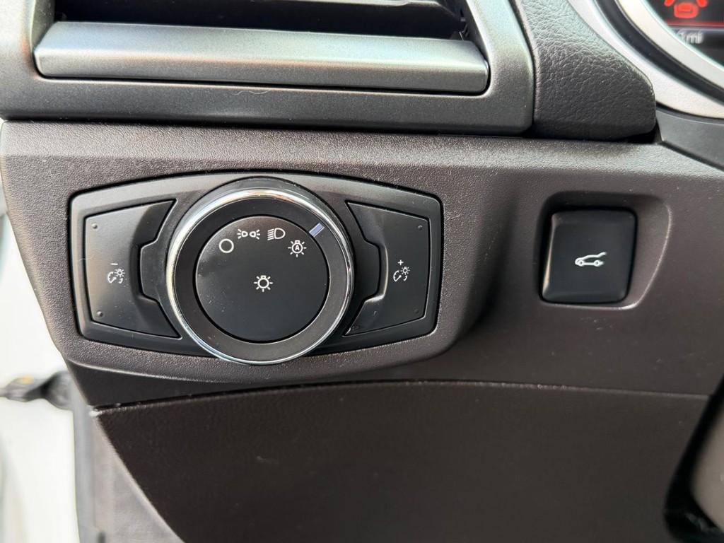 Ford Fusion Vehicle Full-screen Gallery Image 33