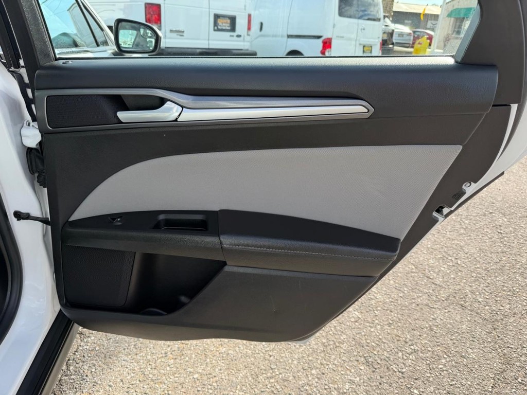 Ford Fusion Vehicle Full-screen Gallery Image 35