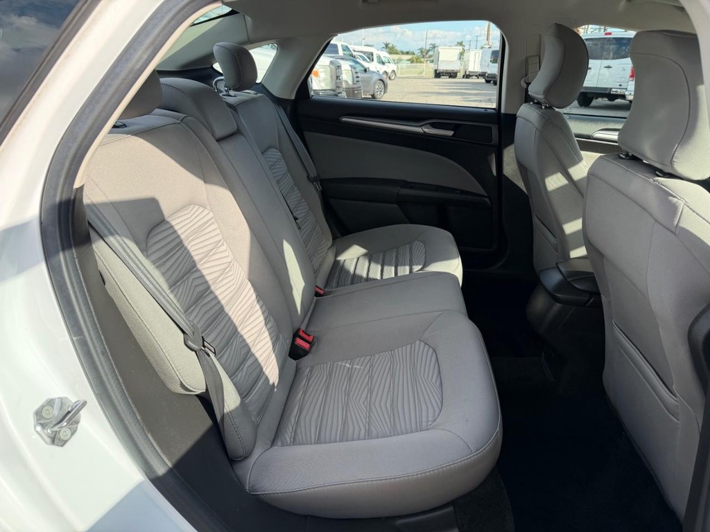 Ford Fusion Vehicle Full-screen Gallery Image 36