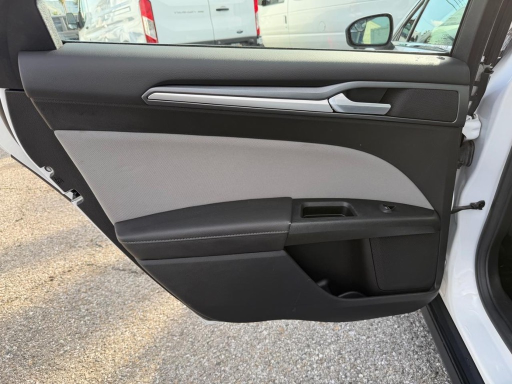 Ford Fusion Vehicle Full-screen Gallery Image 37