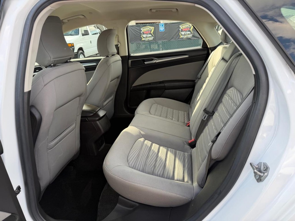 Ford Fusion Vehicle Full-screen Gallery Image 38