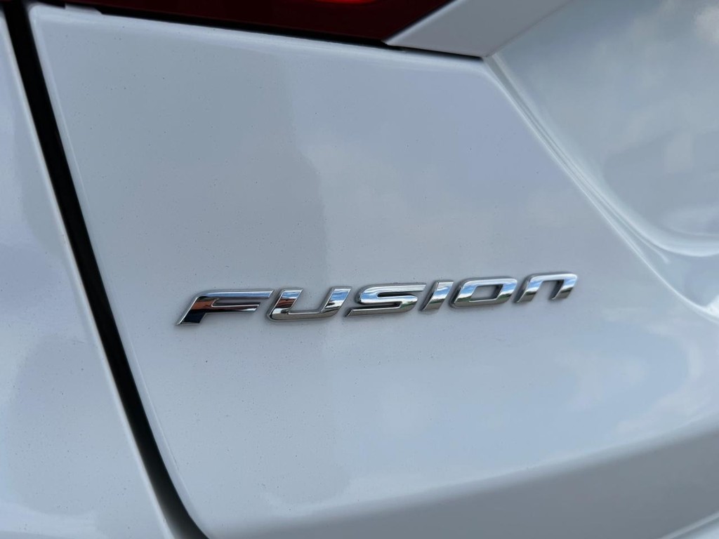 Ford Fusion Vehicle Full-screen Gallery Image 40