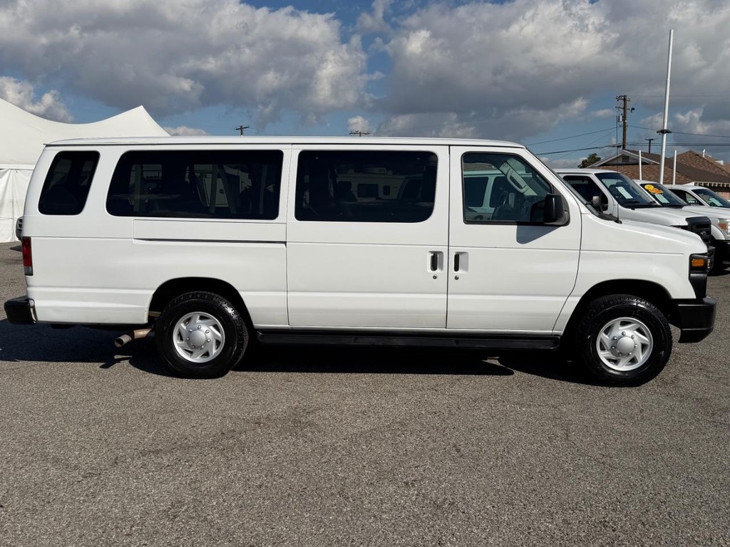 Ford E-350 15 Passenger Van Vehicle Full-screen Gallery Image 05