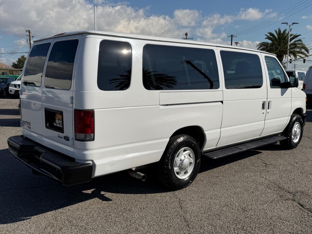 Ford E-350 15 Passenger Van Vehicle Full-screen Gallery Image 06