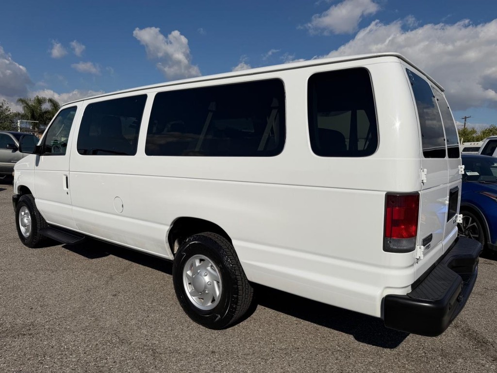 Ford E-350 15 Passenger Van Vehicle Full-screen Gallery Image 09