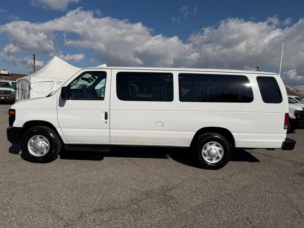 Ford E-350 15 Passenger Van Vehicle Full-screen Gallery Image 11