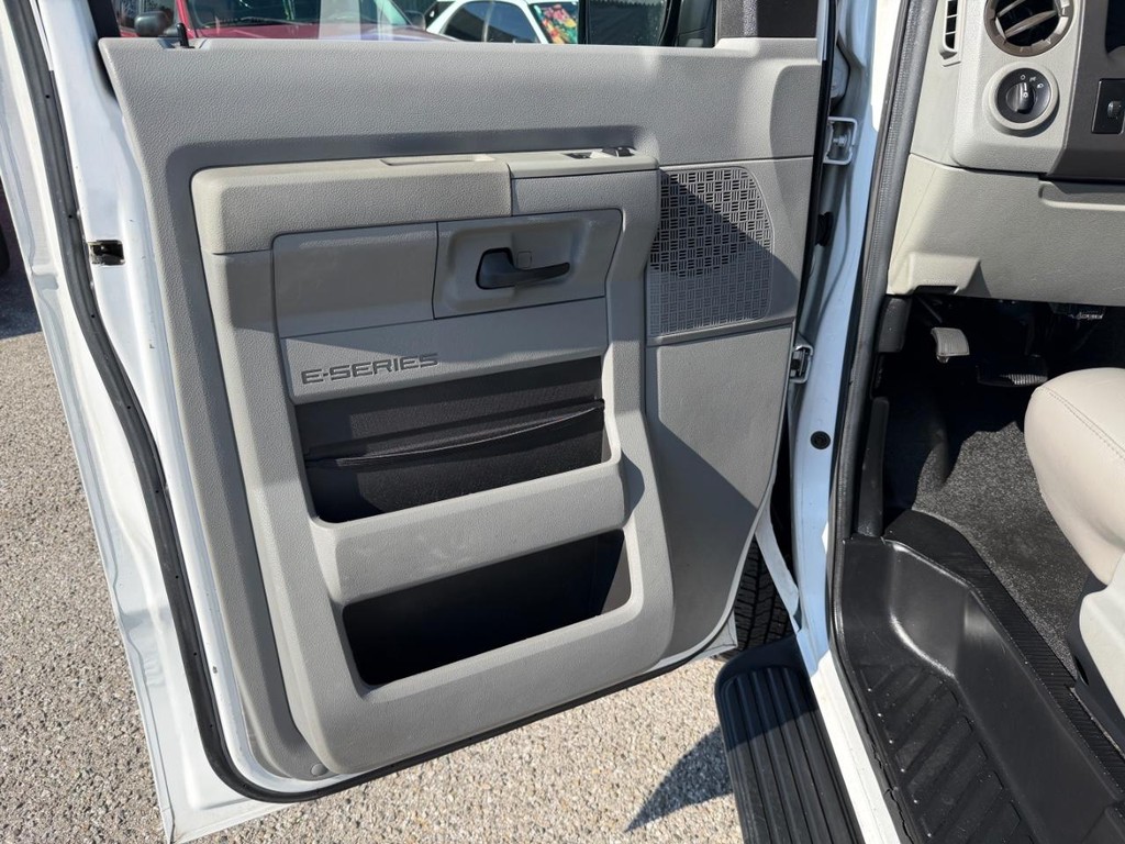 Ford E-350 15 Passenger Van Vehicle Full-screen Gallery Image 15