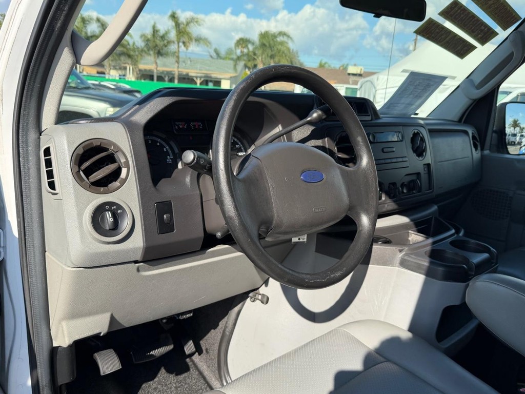 Ford E-350 15 Passenger Van Vehicle Full-screen Gallery Image 16