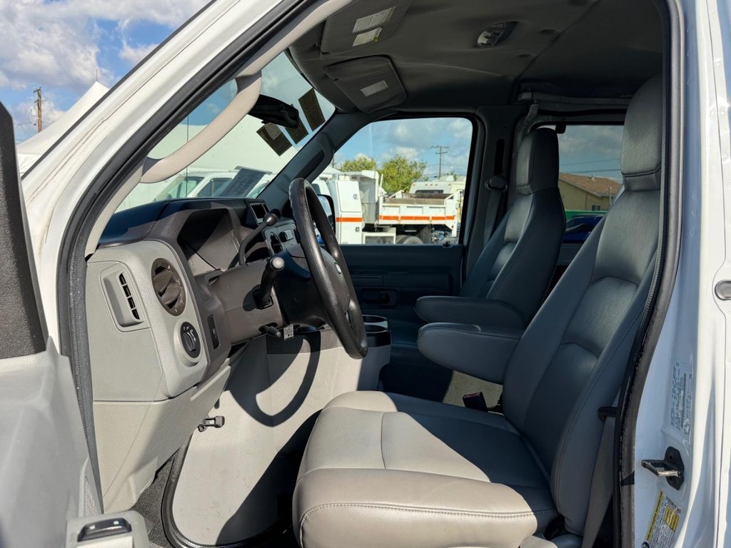 Ford E-350 15 Passenger Van Vehicle Full-screen Gallery Image 17