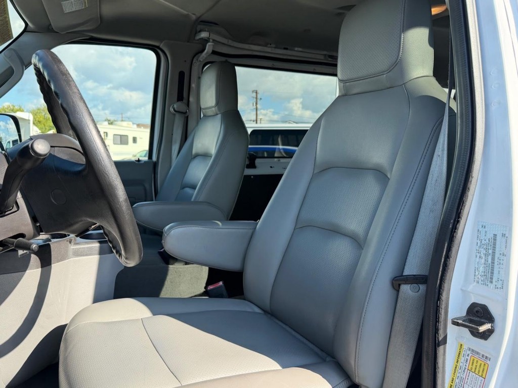 Ford E-350 15 Passenger Van Vehicle Full-screen Gallery Image 18